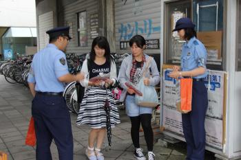 街頭で啓発品を配布している様子