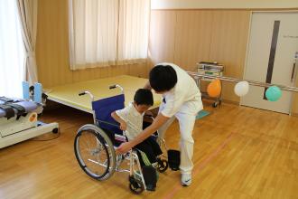 画像　車いす体験をする子ども