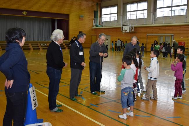 画像　こまひもの巻き方を教える神島田サポートの皆さん