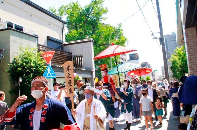 画像　津島神社に向かう稚児ら