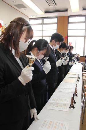 画像　在校生のハンドベル演奏